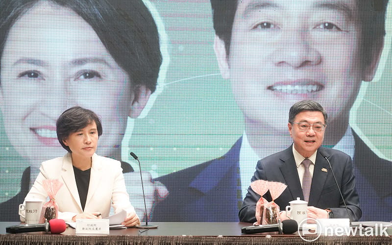 行政院長卓榮泰今（19）天於總統賴清德520就職兩週年前夕，在副院長鄭麗君、秘書長張惇涵陪同下舉行記者會，說明執政兩年的成果與挑戰。&nbsp;&nbsp;&nbsp;圖：張良一/攝