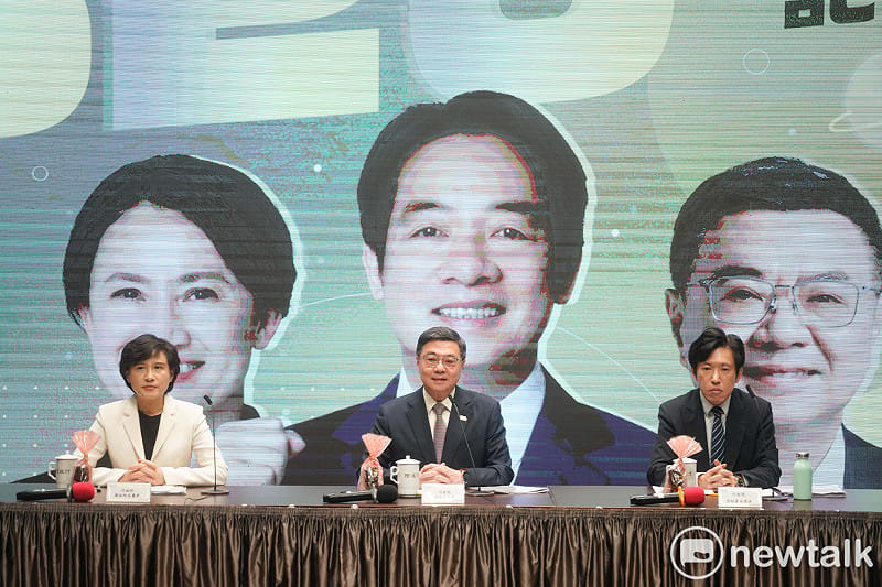 行政院長卓榮泰今（19）天在總統賴清德520就職兩週年前夕，在副院長鄭麗君、秘書長張惇涵陪同下舉行記者會，說明執政兩年的成果與挑戰。&nbsp;&nbsp;&nbsp;圖：張良一/攝