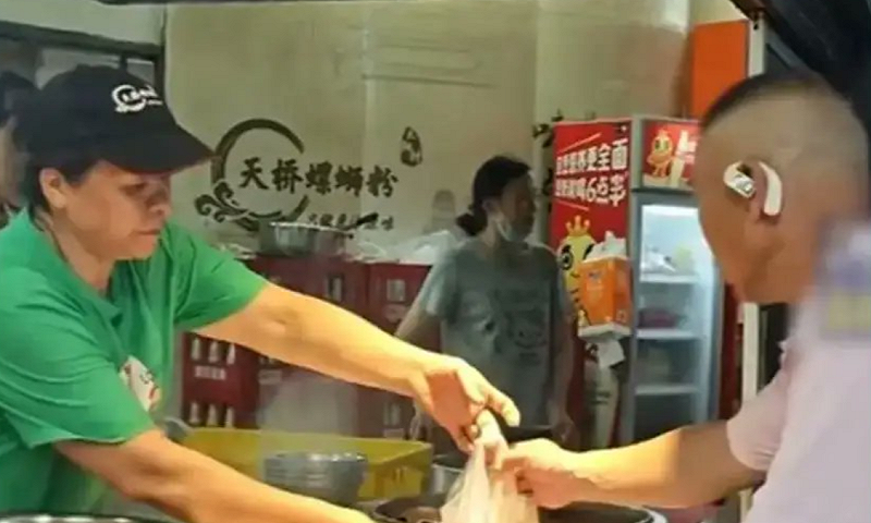  螺獅粉店家免費提供點，與當地人民一銅克服難關 翻攝自 X 帳號 @ChengWz74 