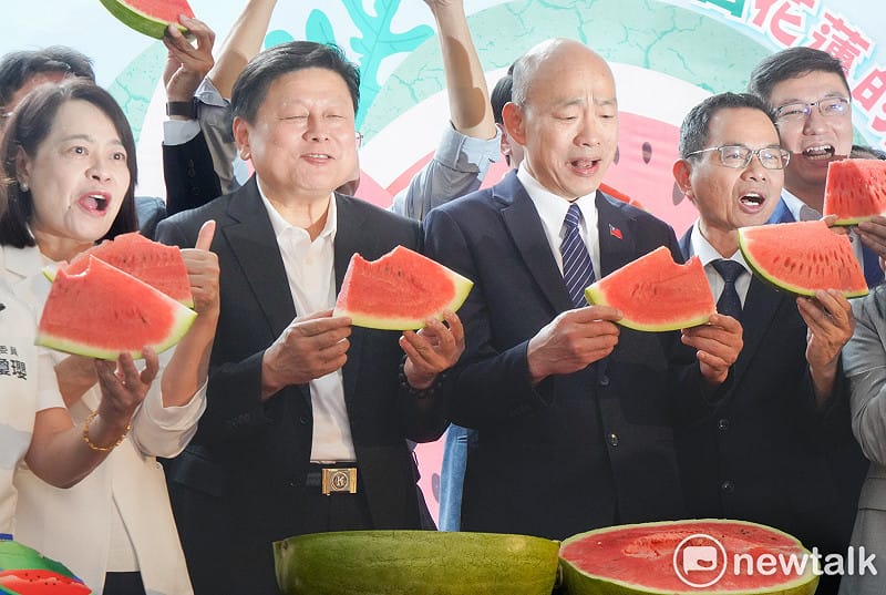 立法院長韓國瑜在國民黨立院黨團總召傅崐萁和多位國民黨立委的陪同下，出席日前花蓮西瓜推廣會，並大口咬下甜又沙的西瓜。&nbsp;&nbsp;&nbsp;圖：張良一/攝（資料照）