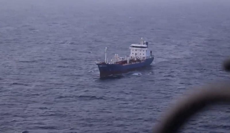  美國海軍陸戰隊員在阿曼灣登上一艘懸掛伊朗旗幟的油輪「M/T Celestial Sea」，該船被懷疑試圖駛向伊朗港口以突破美國封鎖。 圖：翻攝自 X 帳號 @Inty News 