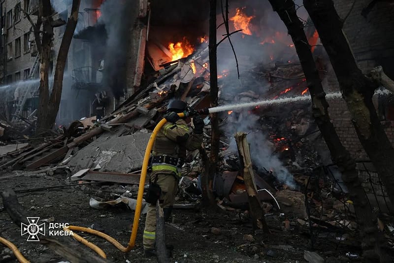 基輔多個民生設施,包括住宅區、市場等地遭到攻擊。 圖:翻攝自Ukraine's State Emergency Service 基輔多個民生設施,包括住宅區、市場等地遭到攻擊。 圖:翻攝自Ukraine's State Emergency Service