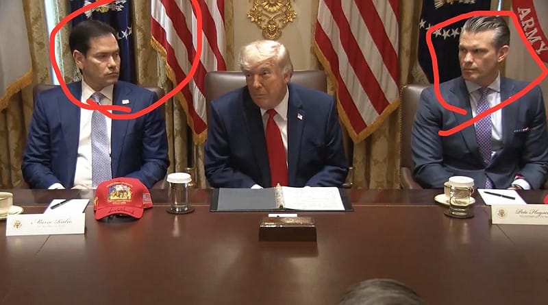 國務卿盧比歐(Marco Rubio)與國防部長海格塞斯(Pete Hegseth)為川普言論露出僵硬尷尬的笑容 圖:翻攝自 X @Microinteracti1 國務卿盧比歐(Marco Rubio)與國防部長海格塞斯(Pete Hegseth)為川普言論露出僵硬尷尬的笑容 圖:翻攝自 X @Microinteracti1