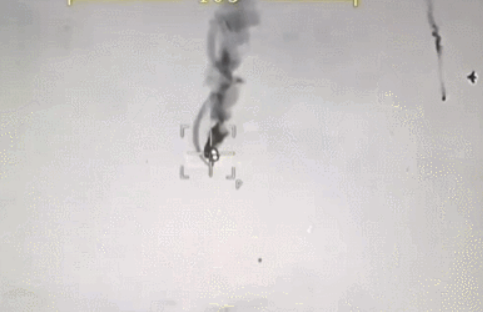 網傳陣風戰鬥機被無人機擊落的影片畫面 圖:翻攝自騰訊 網傳陣風戰鬥機被無人機擊落的影片畫面 圖:翻攝自騰訊