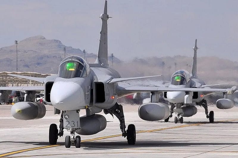 瑞典計畫向烏克蘭捐贈 16 架 JAS39 鷹獅( Gripen )C/D 型戰鬥機。 圖:翻攝自@NOELreports 瑞典計畫向烏克蘭捐贈 16 架 JAS39 鷹獅( Gripen )C/D 型戰鬥機。 圖:翻攝自@NOELreports