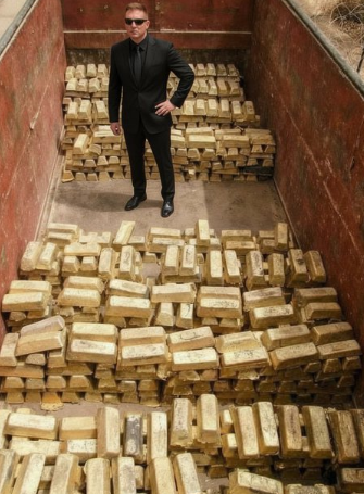 中央情報局特工大衛拉什在家中被捕,警方在其住所搜出價值 4000 萬美元的金條。 圖:翻攝自 X @defense_civil25 中央情報局特工大衛拉什在家中被捕,警方在其住所搜出價值 4000 萬美元的金條。 圖:翻攝自 X @defense_civil25