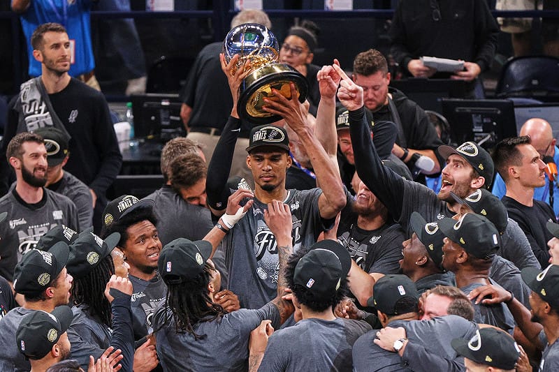 周六（30 日）在俄克拉荷馬城舉行的 NBA 西區決賽 Game7 中，馬刺隊球星文班亞馬（Victor Wembanyama）在擊敗雷霆隊後舉起獎杯。&nbsp;&nbsp;&nbsp;圖：達志影像／美聯社
