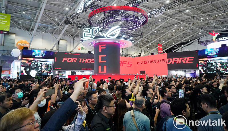 2026台北國際電腦展今起在南港展覽館展出，展出首日即吸引上萬人次參觀參與展出的廠商新產品，場面相當熱絡。&nbsp;&nbsp;&nbsp;圖：張良一/攝