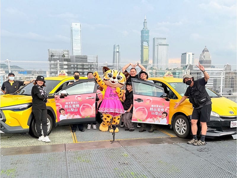 台中市政府與台北市政府攜手合作行銷梨山水蜜桃，超過200輛主題計程車穿梭台北街頭