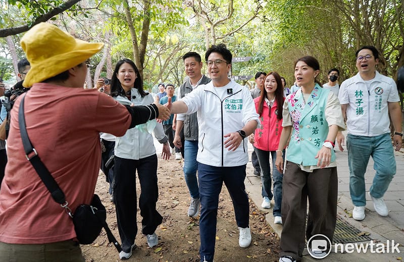 民進黨台北市長參選人沈伯洋在市議員林亮君、顏若芳及多位議員參選人的陪同下，到榮星花園向晨運的民眾拜票。&nbsp;&nbsp;&nbsp;圖：張良一/攝
