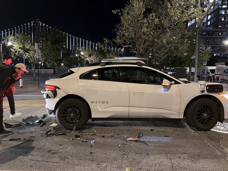  民眾捕捉 Waymo 車禍影像 圖：翻攝自 X @thomashawk 