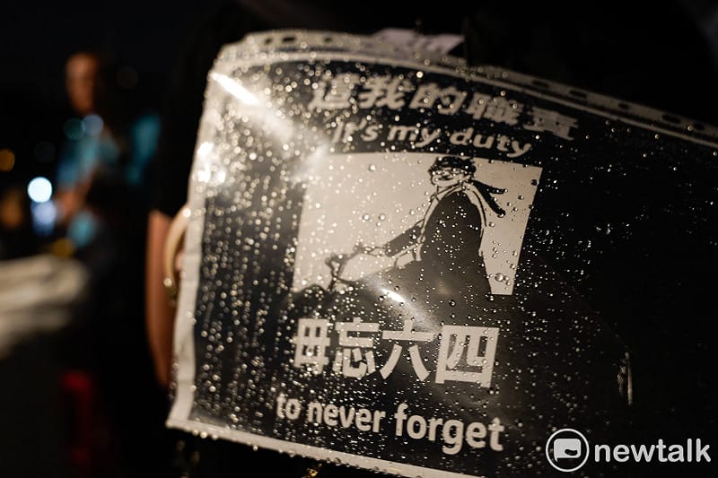 多個民間團體在中正紀念堂民主大道舉行六四37週年紀念晚會，與會者在晚間8點9分點燭光為天安門事件罹難者默哀64秒。&nbsp;&nbsp;&nbsp;圖：張良一/攝