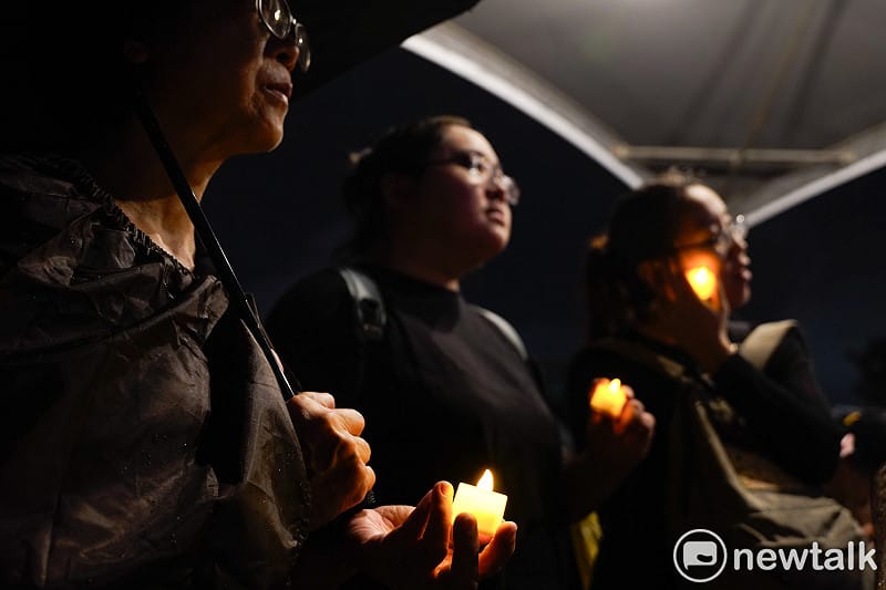 與會者在晚間8點9分點燭光為天安門事件罹難者默哀64秒。&nbsp;&nbsp;&nbsp;圖：張良一/攝