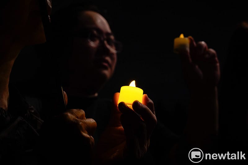 多個民間團體在中正紀念堂民主大道舉行六四37週年紀念晚會，與會者在晚間8點9分點燭光為天安門事件罹難默哀64秒。&nbsp;&nbsp;&nbsp;圖：張良一/攝