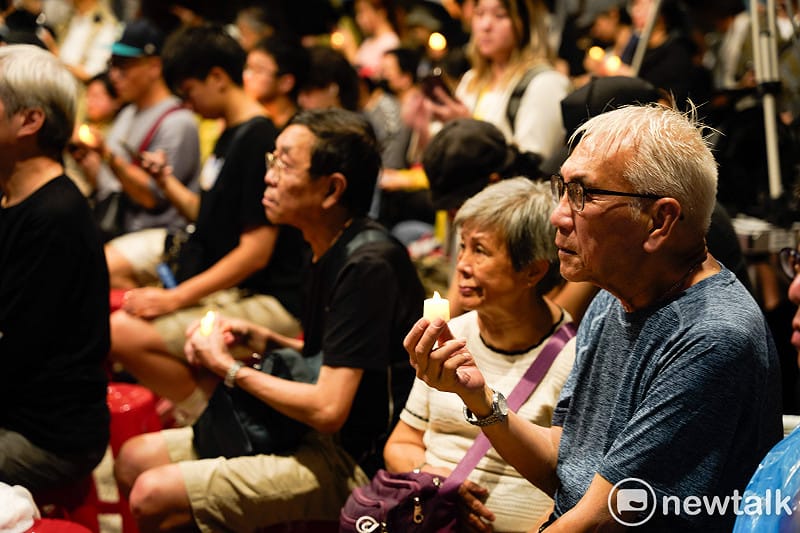 許多民眾無畏大雨到場參與悼念。&nbsp;&nbsp;&nbsp;圖：張良一/攝