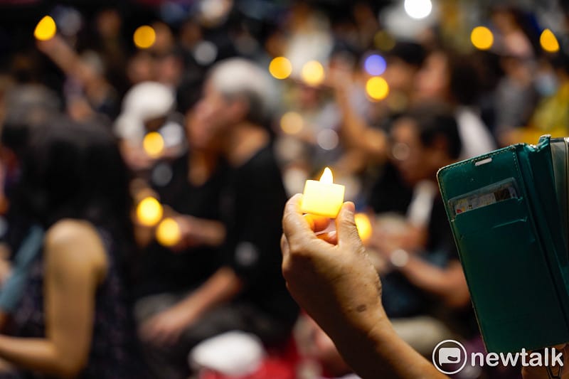多個民間團體在中正紀念堂民主大道舉行六四37週年紀念晚會，與會者在晚間8點9分點燭光為天安門事件罹難者默哀64秒。&nbsp;&nbsp;&nbsp;圖：張良一/攝