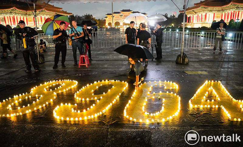 多個民間團體在中正紀念堂民主大道舉行六四37週年紀念晚會會，與會者在晚間8點9分點燭光為天安門事件罹難默哀64秒。&nbsp;&nbsp;&nbsp;圖：張良一/攝