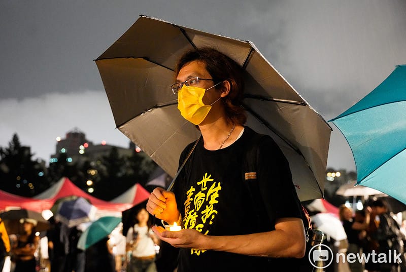 六四紀念晚會在滂沱大雨中舉行，民眾穿著雨衣、拿著雨傘與會。&nbsp;&nbsp;&nbsp;圖：張良一/攝