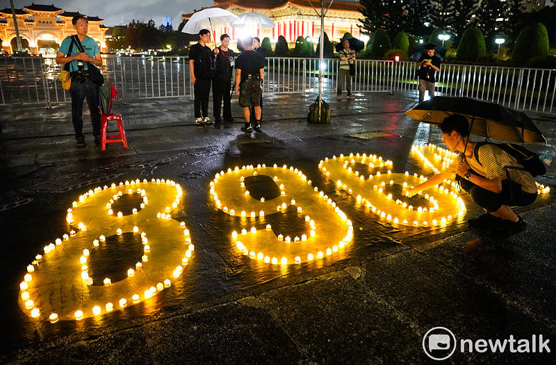 多個民間團體在中正紀念堂民主大道舉行六四37週年紀念晚會會，與會者在晚間8點9分點燭光為天安門事件罹難默哀64秒。&nbsp;&nbsp;&nbsp;圖：張良一/攝