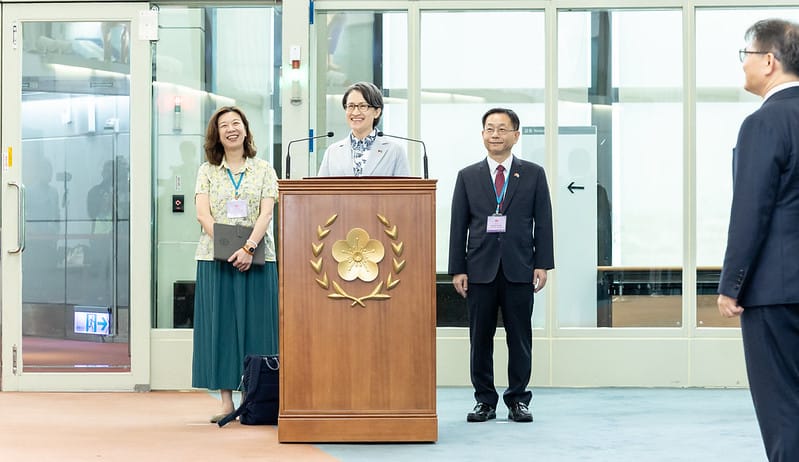 蕭美琴中午在桃園國際機場發表行前談話，期盼透過此行實地推廣永續觀光，並展現台灣在科技與醫療外交上的實質成果。 圖：翻攝自 總統府新聞 