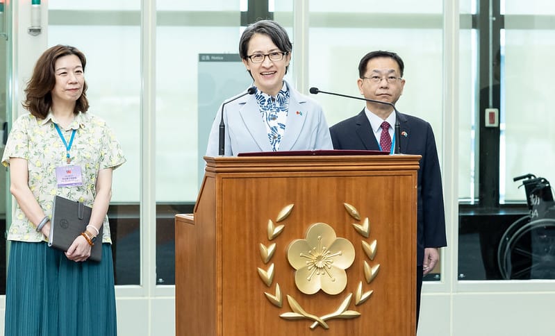 蕭美琴此行將特別前往中華民國駐帛琉共和國大使館，為所有在第一線打拚的外交同仁加油打氣。 圖：翻攝自 總統府新聞
