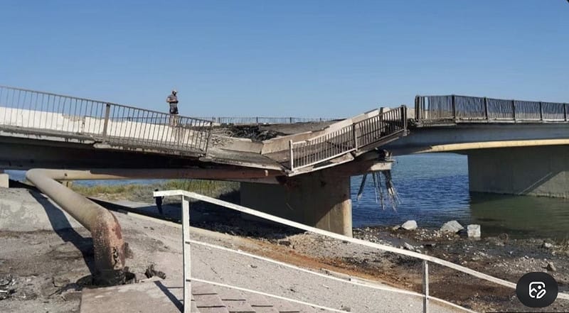 烏克蘭軍隊襲擊了具有戰略意義的瓊加爾橋——這條連接錫瓦什海峽、靠近瓊加爾村的重要公路通道 圖:翻攝自 X @Ukrainene 烏克蘭軍隊襲擊了具有戰略意義的瓊加爾橋——這條連接錫瓦什海峽、靠近瓊加爾村的重要公路通道 圖:翻攝自 X @Ukrainene