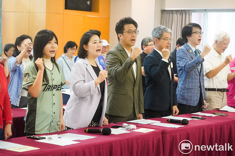沈伯洋10日出席台派聯盟「沈伯洋競選台北市長聯合後援會成立大會」記者會前表示，明明提出許多來自市民聲音的政策，北市府的回應卻都一樣。&nbsp;&nbsp;&nbsp;圖：張良一/攝