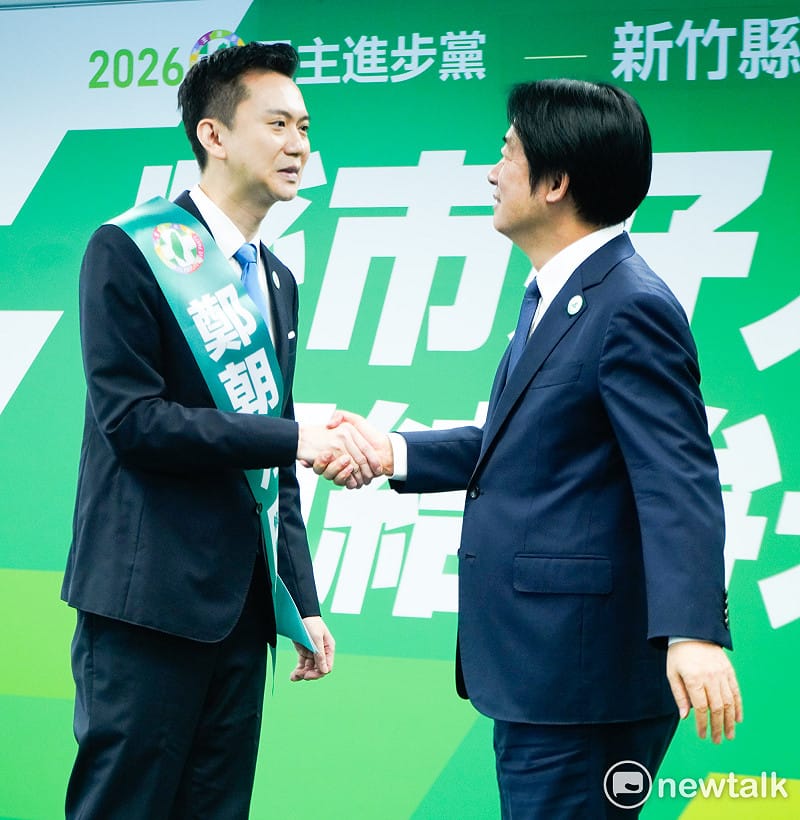 民進黨中執會今通過竹北市長鄭朝方代表民進黨參選新竹縣長。圖為民進黨主席賴清德和鄭朝方在記者會相互握手。 圖:張良一/攝 民進黨中執會今通過竹北市長鄭朝方代表民進黨參選新竹縣長。圖為民進黨主席賴清德和鄭朝方在記者會相互握手。 圖:張良一/攝