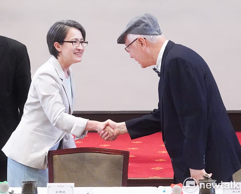 副總統蕭美琴今主持「監察院第7屆正、副院長及監察委員被提名人介紹記者會」,圖為記者會後,副總統蕭美琴向監察院長被提名人陳永興握手致意。 圖:張良一/攝 副總統蕭美琴今主持「監察院第7屆正、副院長及監察委員被提名人介紹記者會」,圖為記者會後,副總統蕭美琴向監察院長被提名人陳永興握手致意。 圖:張良一/攝