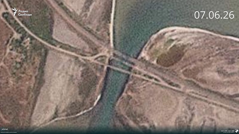 烏克蘭軍隊已將瓊哈爾大橋完全摧毀,而該橋的衛星圖像現已曝光。影像顯示,大橋中部有明顯的撞擊痕跡,受損橋面旁還架設了一座浮橋。 圖:翻攝自 X @wartranslated 烏克蘭軍隊已將瓊哈爾大橋完全摧毀,而該橋的衛星圖像現已曝光。影像顯示,大橋中部有明顯的撞擊痕跡,受損橋面旁還架設了一座浮橋。 圖:翻攝自 X @wartranslated