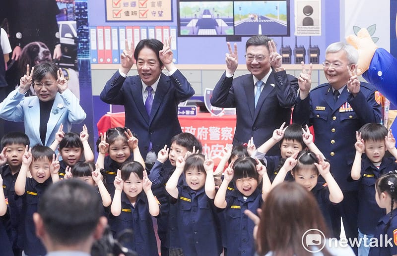總統賴清德在行政院長卓榮泰、內政部長劉世芳等人的陪同下，出席「115年警察節慶祝大會」，並和小小警察合影。&nbsp;&nbsp;&nbsp;圖：張良一/攝