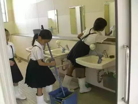 日本學校沒有清潔人員,學生們每天都要一起動手打掃衛生,掃地、拖地。 圖:翻攝自 X @Vanessa_ZhangUK 日本學校沒有清潔人員,學生們每天都要一起動手打掃衛生,掃地、拖地。 圖:翻攝自 X @Vanessa_ZhangUK