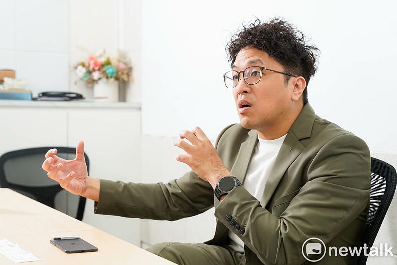 沈伯洋與曹興誠討論後，拋出「城市基金」的構想。 圖：張良一/攝 