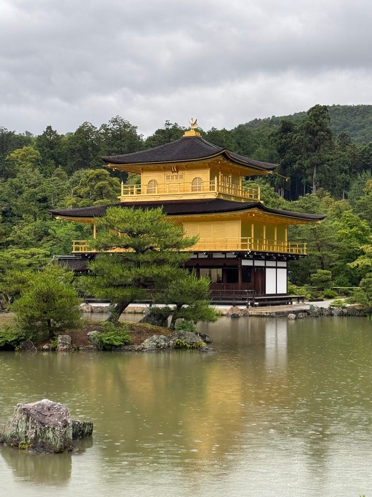  台日關係是兩個層次的交流，台日民間的交流和旅遊也是台日關係重要的一環。（圖為著名京都景點金閣寺） 圖：翻攝自touristjapan 官網 