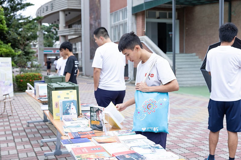 人權故事行動書車於台南一中紅磚校舍旁駐點,戶外閱讀區採露營風格設計,吸引著下課後的同學們前來翻閱。 圖:國家人權博物館提供 人權故事行動書車於台南一中紅磚校舍旁駐點,戶外閱讀區採露營風格設計,吸引著下課後的同學們前來翻閱。 圖:國家人權博物館提供