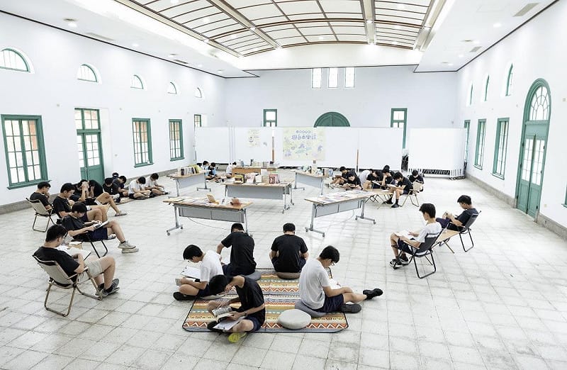 人權故事行動書車於台南一中紅磚校舍旁駐點,除了設置戶外露營風格閱讀區,於小禮堂內也提供多元主題書籍與悠閒的閱讀環境。 圖:國家人權博物館提供 人權故事行動書車於台南一中紅磚校舍旁駐點,除了設置戶外露營風格閱讀區,於小禮堂內也提供多元主題書籍與悠閒的閱讀環境。 圖:國家人權博物館提供