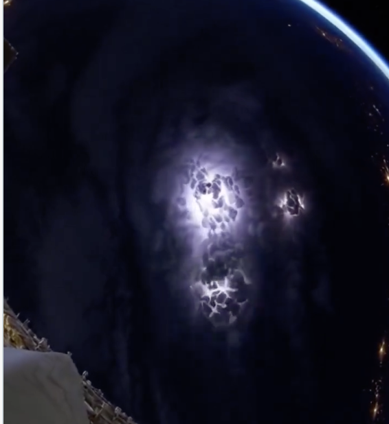 太空颶風是由不斷旋轉的電漿（ plasma ）質量塊組成，會將高能電子注入極地電離層。&nbsp;&nbsp;&nbsp;圖：翻攝自@Physicsastronmy
