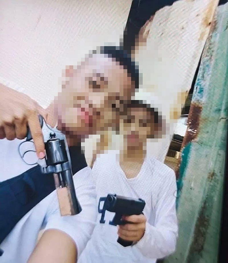 兩名落網的嫌犯年僅 14 歲與 15 歲,兩名嫌犯各持一把手槍,鎖定校內兩間教室發動致命攻擊。 圖:翻攝自 X @iam_jniest 兩名落網的嫌犯年僅 14 歲與 15 歲,兩名嫌犯各持一把手槍,鎖定校內兩間教室發動致命攻擊。 圖:翻攝自 X @iam_jniest
