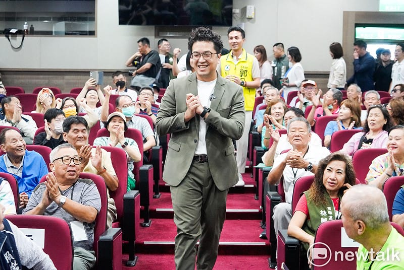  民進黨台北市長參選人沈伯洋出席首場基層無限談座談會時，拱手向與會代表致意。 圖：張良一/攝 