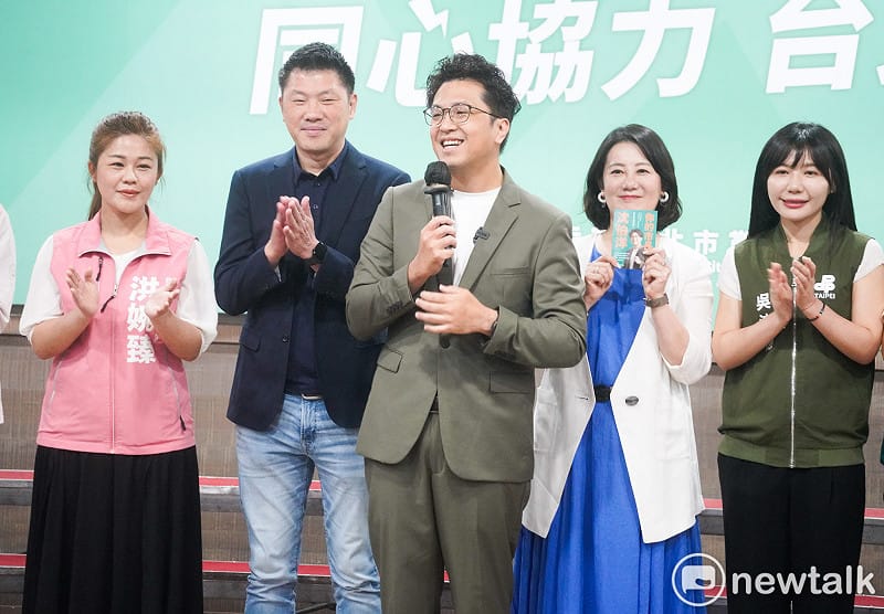 民進黨台北市長參選人沈伯洋在立法委員吳思瑤、民進黨台北市黨部主委吳沛憶等人的陪同下出席首場基層無限談座談會。&nbsp;&nbsp;&nbsp;圖：張良一/攝