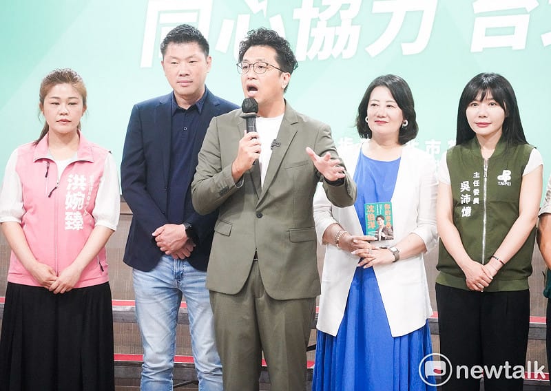 民進黨台北市長參選人沈伯洋在立法委員吳思瑤、民進黨台北市黨部主委吳沛憶等人的陪同下出席首場基層無限談座談會。 圖：張良一/攝 