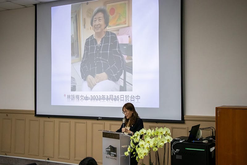  台大「林茂生紀念會議室」揭牌儀式，林茂生之女林詠梅現居美國，由周婉窈教授代讀致詞稿。 圖：陳思妤攝 