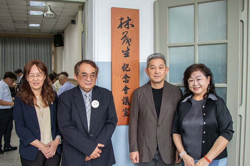  台大文學院26日舉行「林茂生紀念會議室」揭牌儀式。圖為林茂生的3個孫子與周婉窈教授(左1)。圖：陳思妤攝