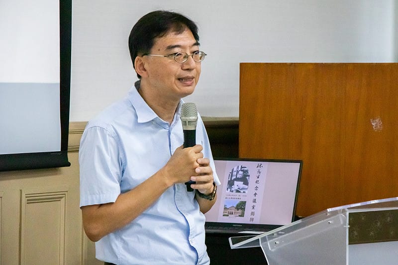  台大「林茂生紀念會議室」揭牌，哲學系主任林明照指出，林茂生不僅是台灣哲學的播種者，更是融合西方教育哲學與東方陽明學的開拓者。 圖：陳思妤攝 