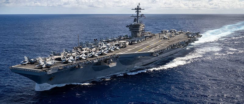  羅斯福號航空母艦上的水兵在太平洋進行飛行作業，展現出海上作戰行動所需的團隊合作與精準度。 圖：翻攝自 X @DeptofWar 