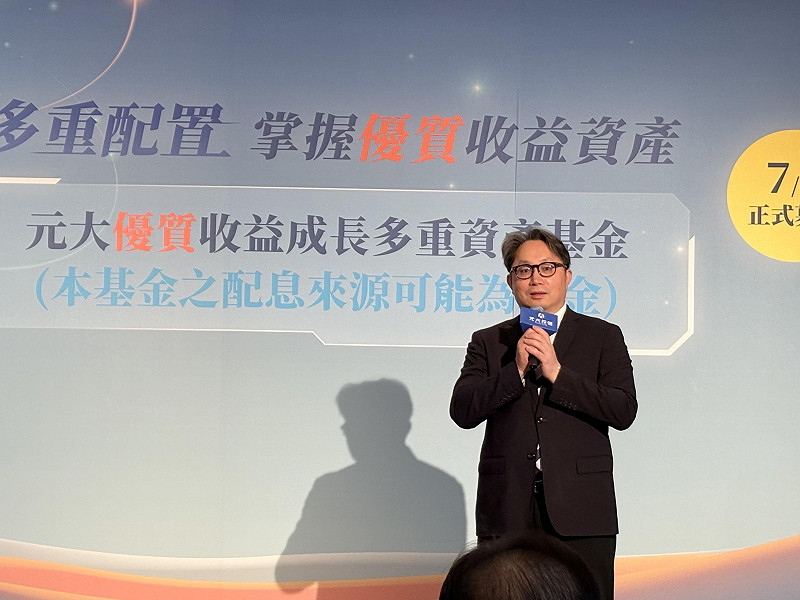 股市震盪劇烈下,元大投信董事長劉宗聖今(29)日指出,目前投資須掌握三大面向「廣收益、找優質、重成長」,才能持盈保泰。 圖:黃偉柏/攝影 股市震盪劇烈下,元大投信董事長劉宗聖今(29)日指出,目前投資須掌握三大面向「廣收益、找優質、重成長」,才能持盈保泰。 圖:黃偉柏/攝影