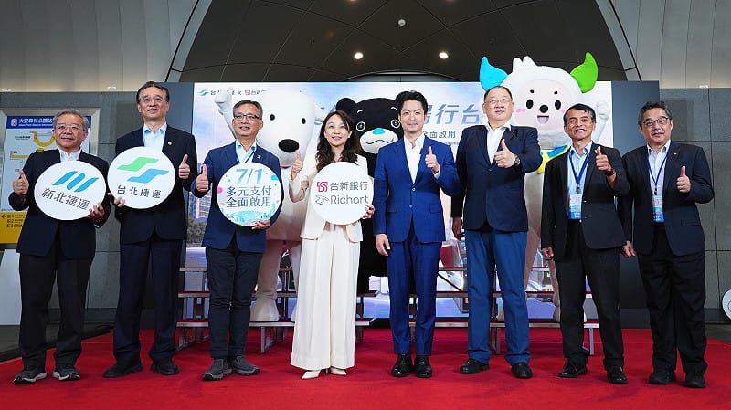 台北市長蔣萬安表示，7 月 1 日起，只要綁定 Apple Pay、Google Pay 等國內外絕大部分信用卡的支付系統，就可「秒嗶」進站。另外，持蘋果手機可黑屏過閘（不用解鎖、不用喚醒螢幕），就可直接黑屏過閘。&nbsp;&nbsp;&nbsp;圖：台新銀行／提供