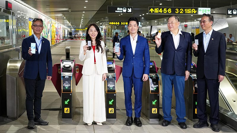 告別排隊加值！北捷自明（7 月 1 日）起，邁入全面無現金交通新時代，由台新銀行提供收付金流服務，國內外信用卡及綁定 Apple Pay、Google Pay、Samsung Pay 等皆可感應進站。&nbsp;&nbsp;&nbsp;圖：台新銀行／提供