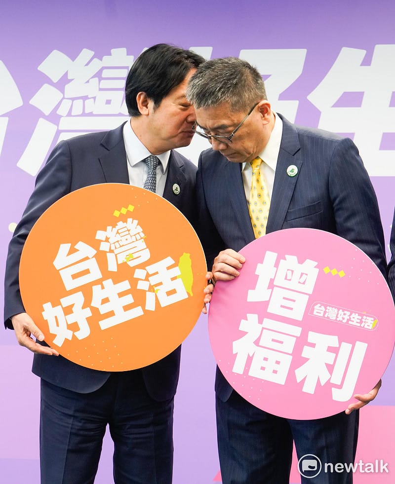 民進黨主席賴清德今舉行「台灣好⽣活」—民進黨2026地⽅選舉政績暨共同政⾒記者會後，和秘書長徐國勇咬耳朵。&nbsp;&nbsp;&nbsp;圖：張良一/攝