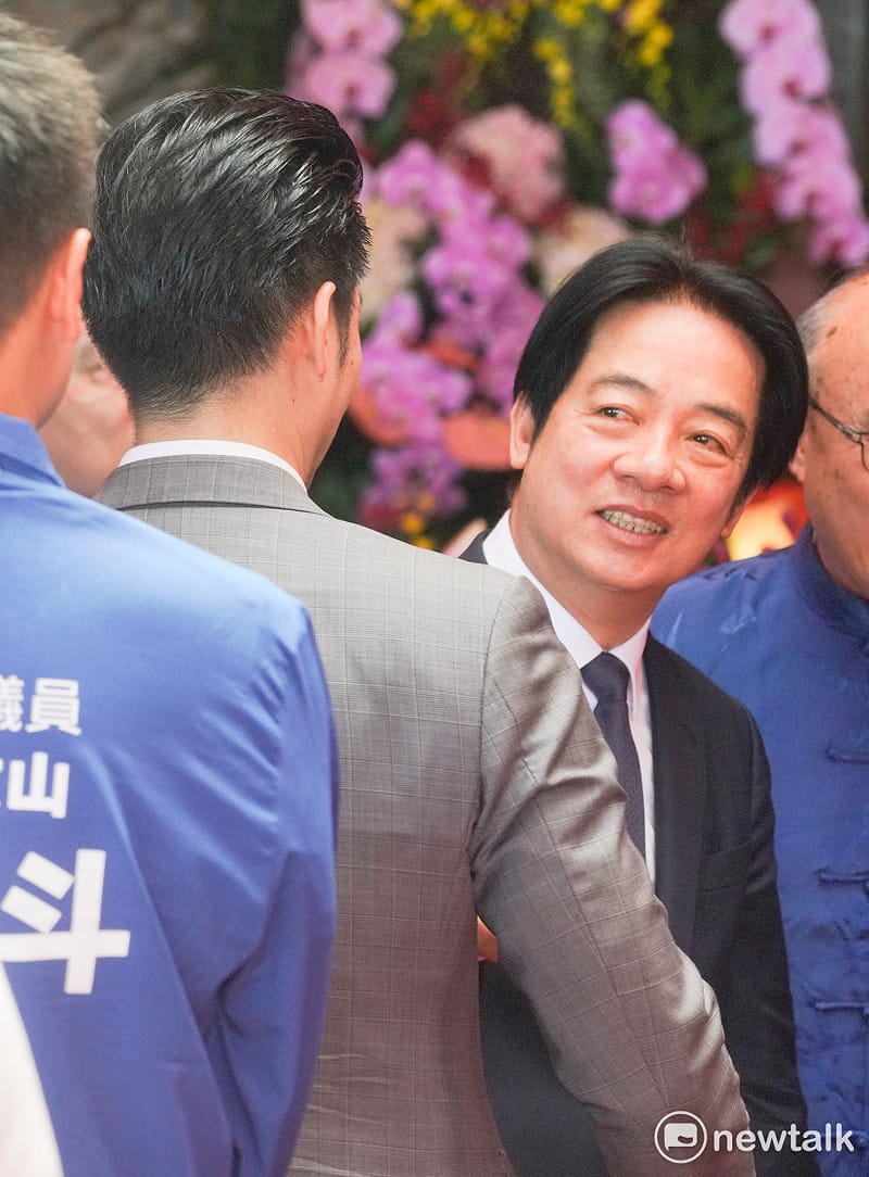  總統賴清德出席「指南宮純陽寶殿孚佑帝君成道周年三獻大典」時，和台北市長蔣萬安握手致意。 圖：張良一/攝 